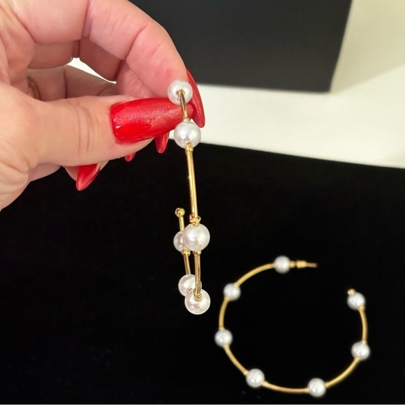 And now this.. gold tone faux pearl large hoop earring - Picture 2 of 5